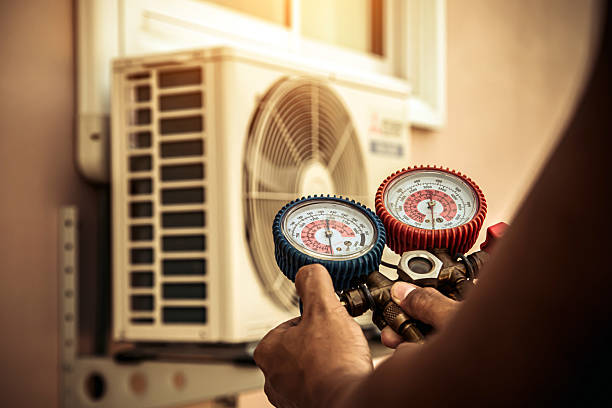 Professional Hvac technician working in Hampton, KY